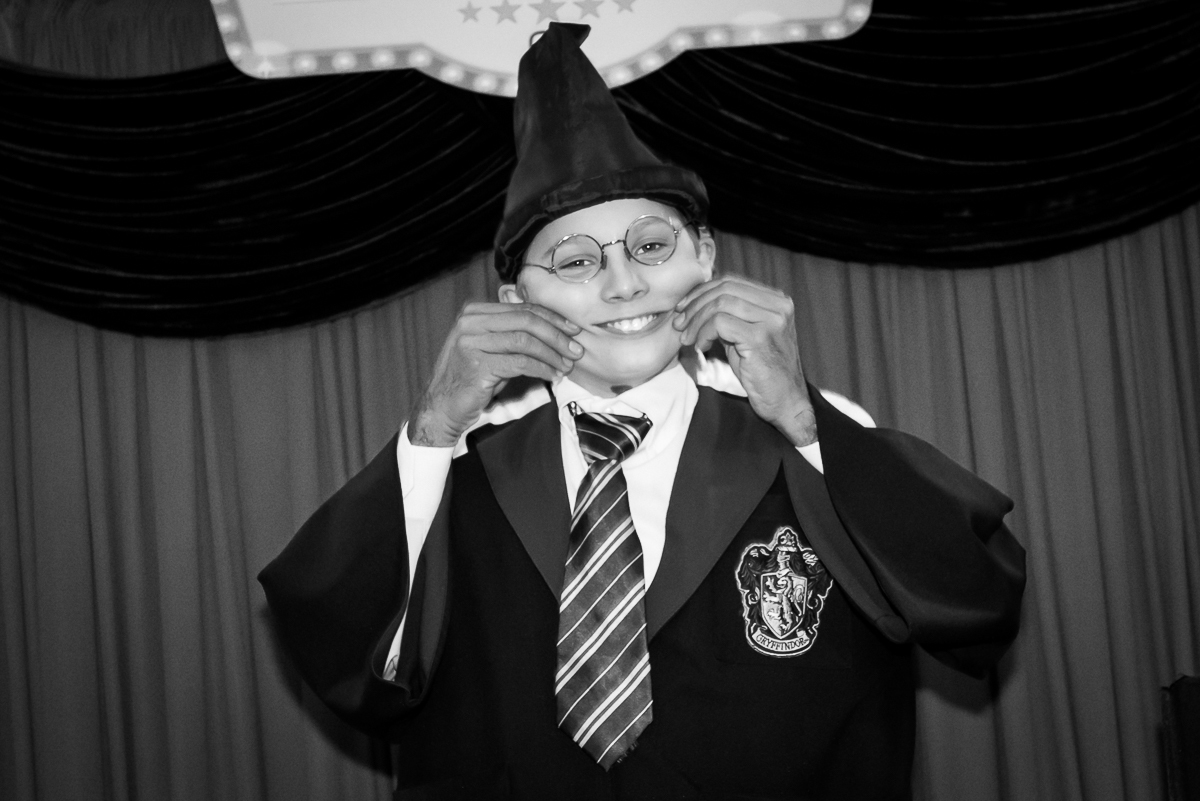 criança e mágica de harry potter, sorrindo