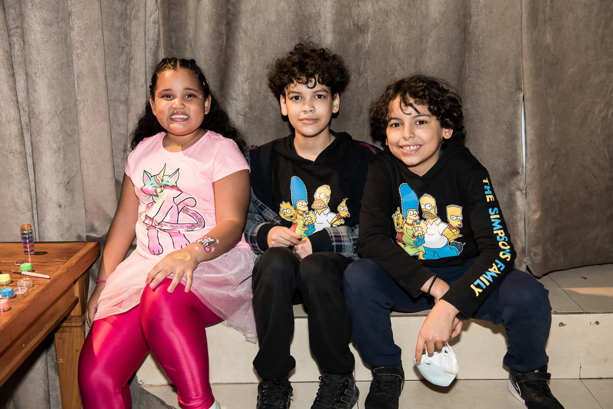 três crianças sentadas