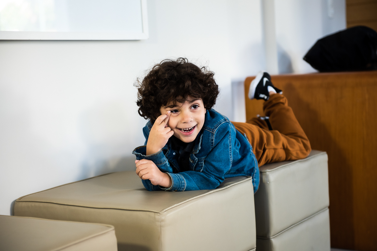criança deitada no puff