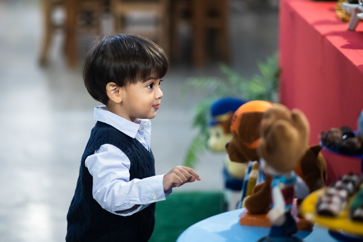 brincando com bichinho de pelúcia