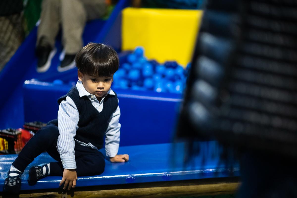 na piscina de bolinha azul