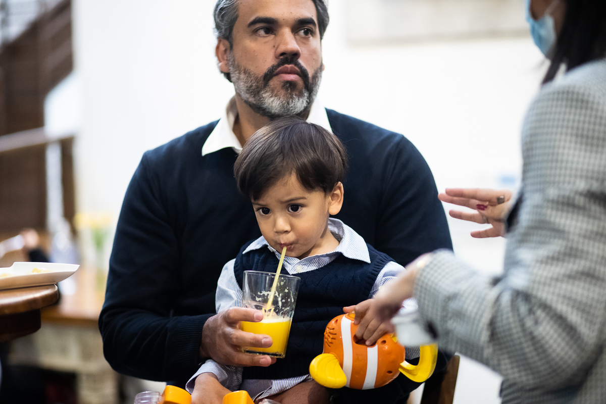 tomando suco de laranja