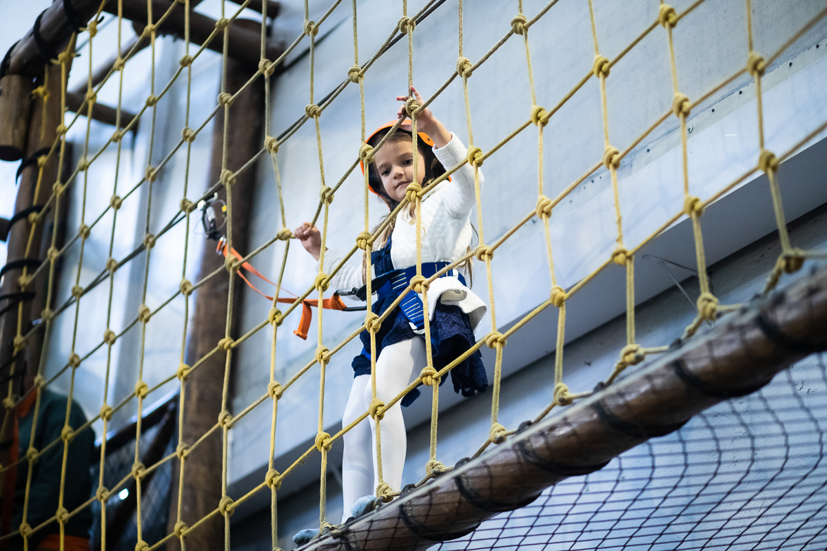 menina na ponte suspensa