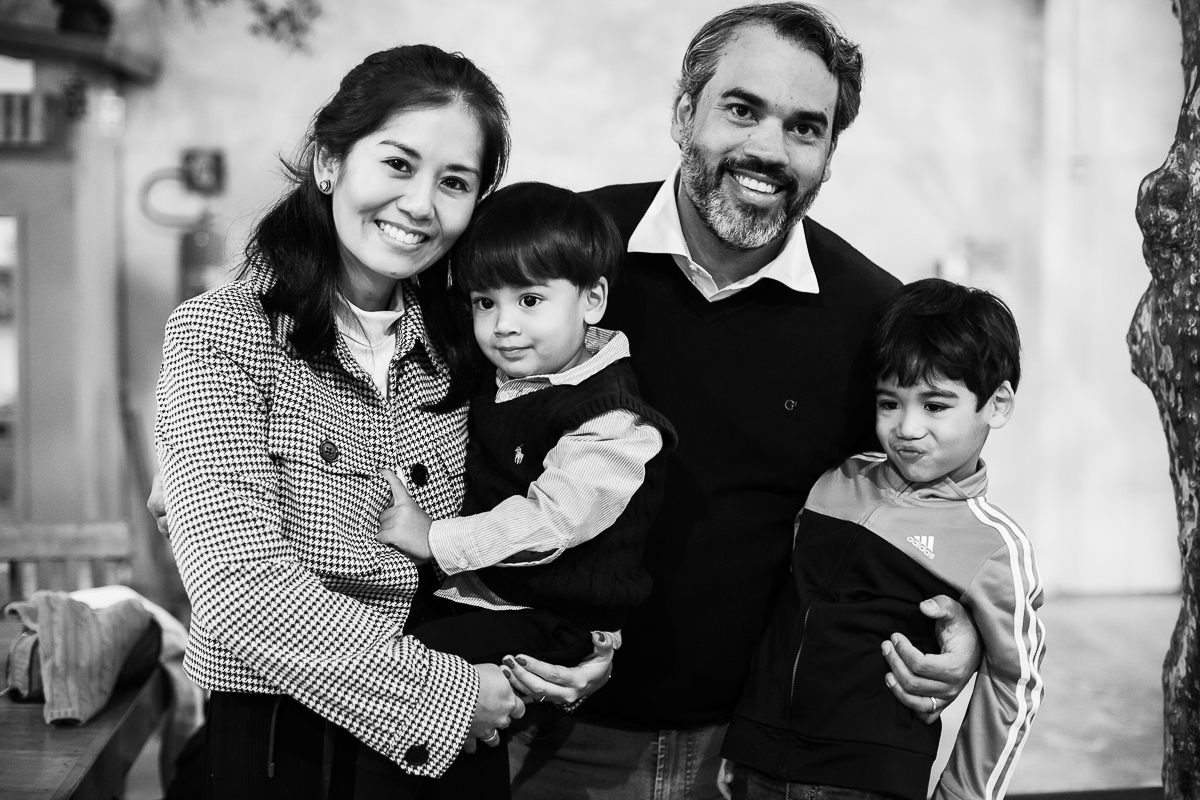 família feliz em preto e branco