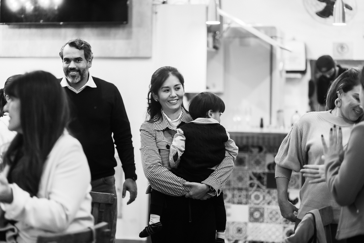 no colo da mamãe foto em preto e branco