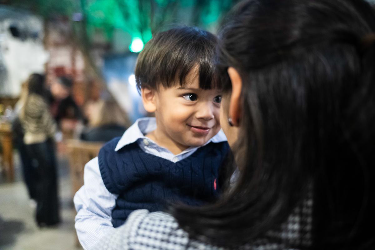 olhando para a mamãe