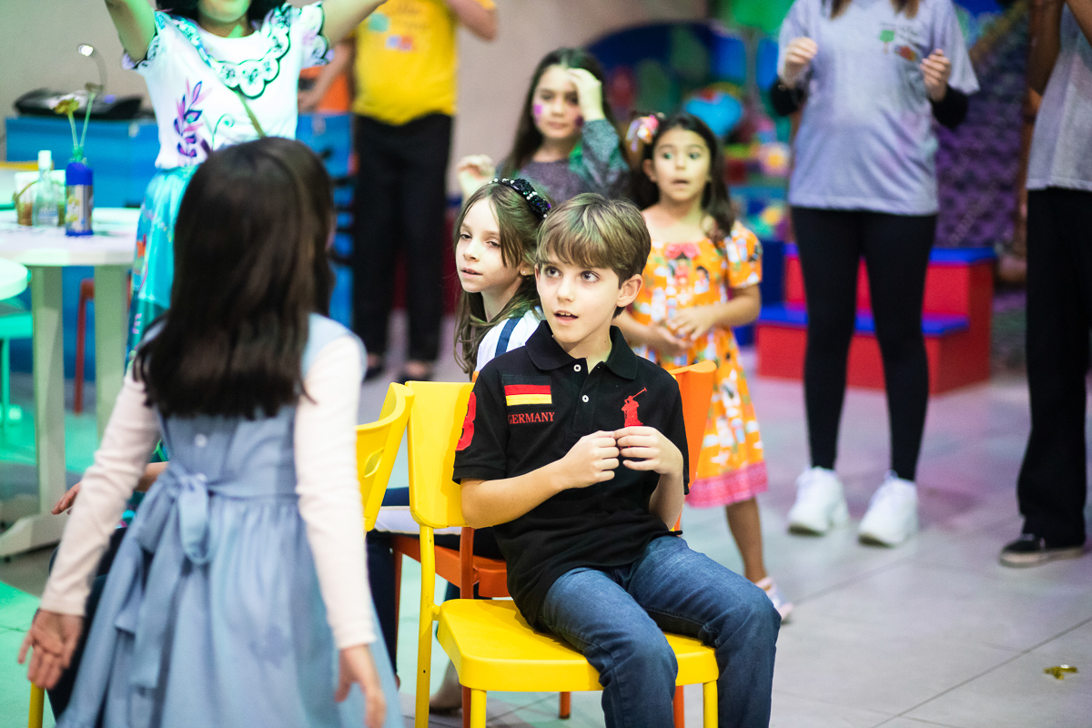 brincadeira dança da cadeira, sentou