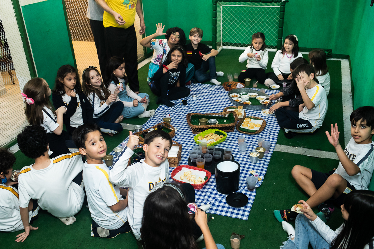 crianças na hora do lanche