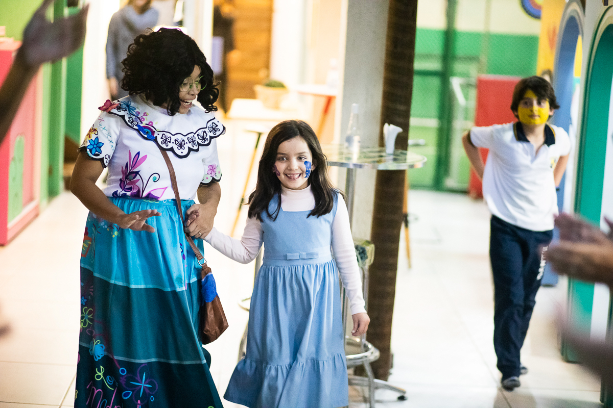 passeando com Mirabela do desenho encanto da disney