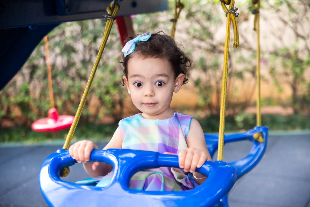 curtindo o balanço azul
