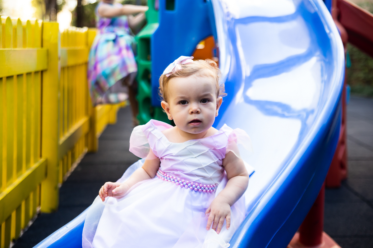 curtindo o escorregador azul