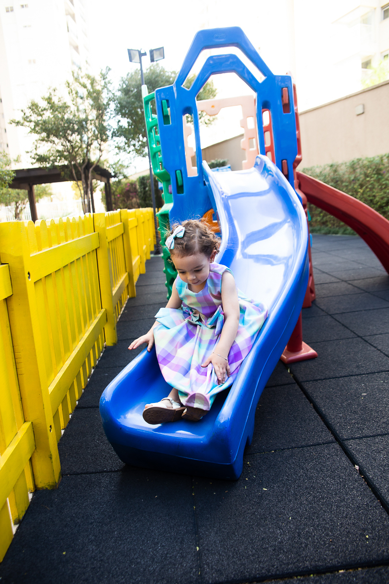 curtindo o escorregador azul