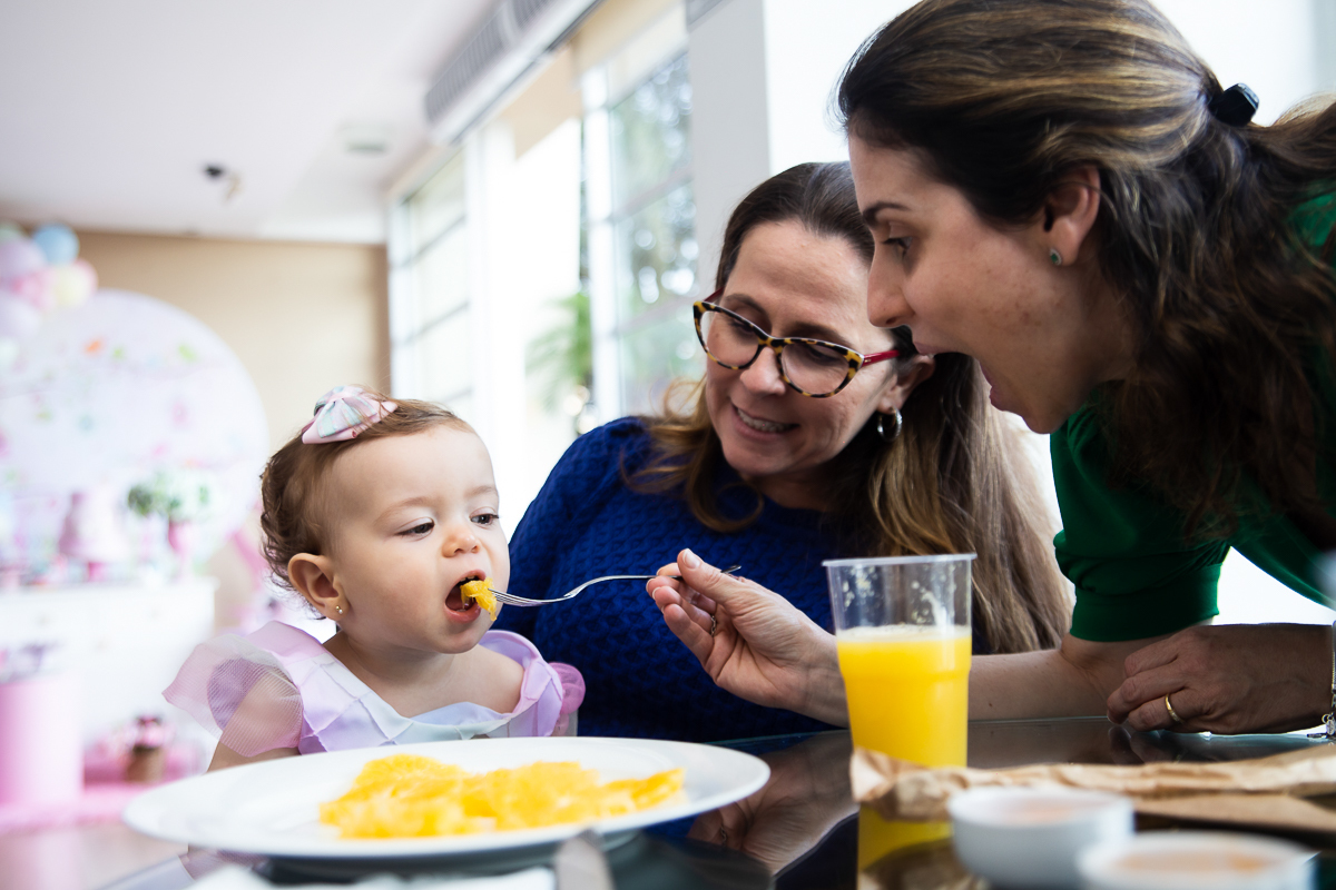 comendo o macarrão e tomando suco de laranja