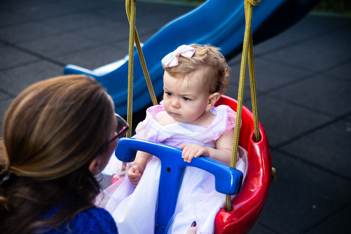no balanço azul e vermelho