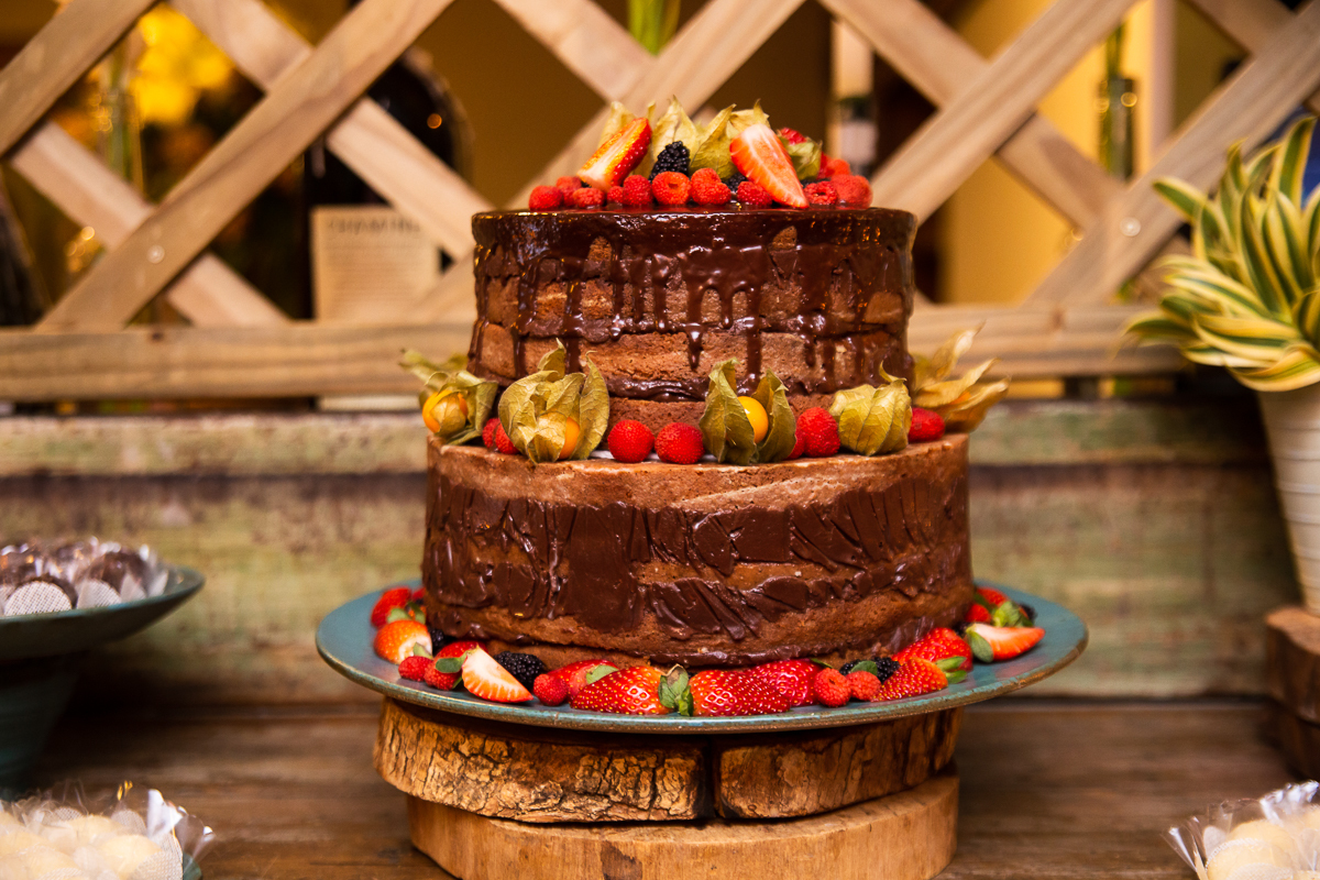 bolo de chocolate e frutas