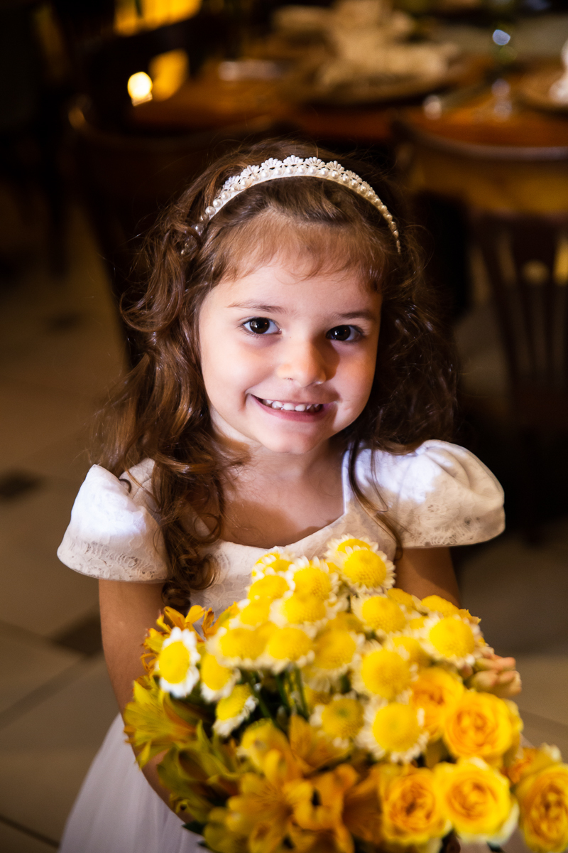 menina linda com flores amarelas
