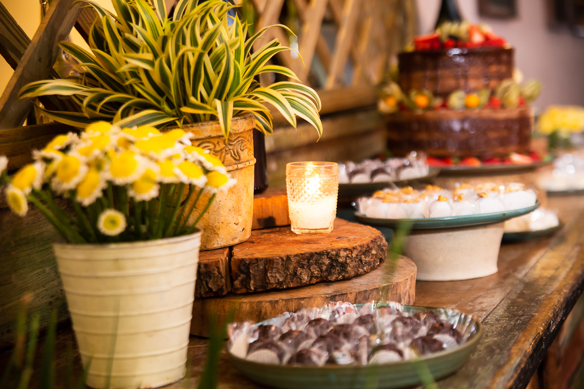 mesa com flores e doces