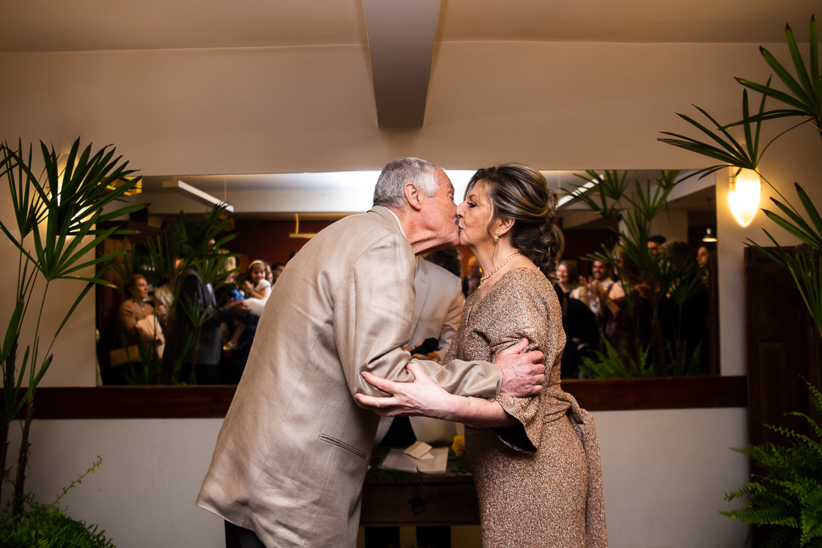 beijando a esposa