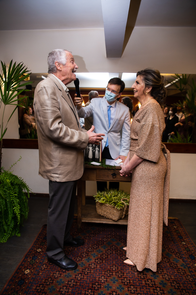 casal renovando as bodas de casamento
