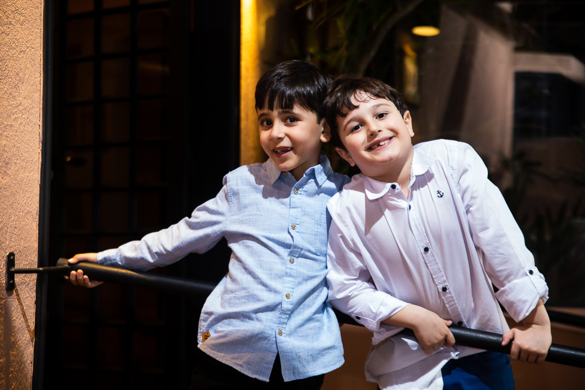 dois meninos felizes