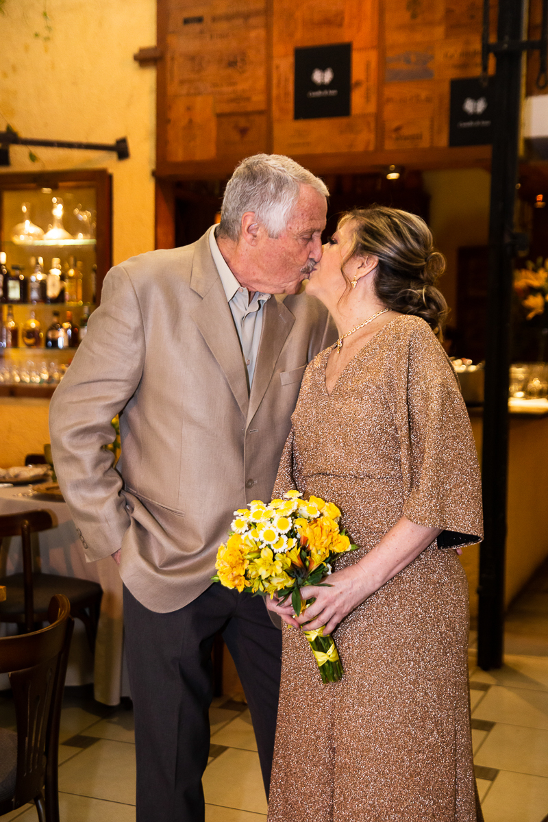 casal beijando