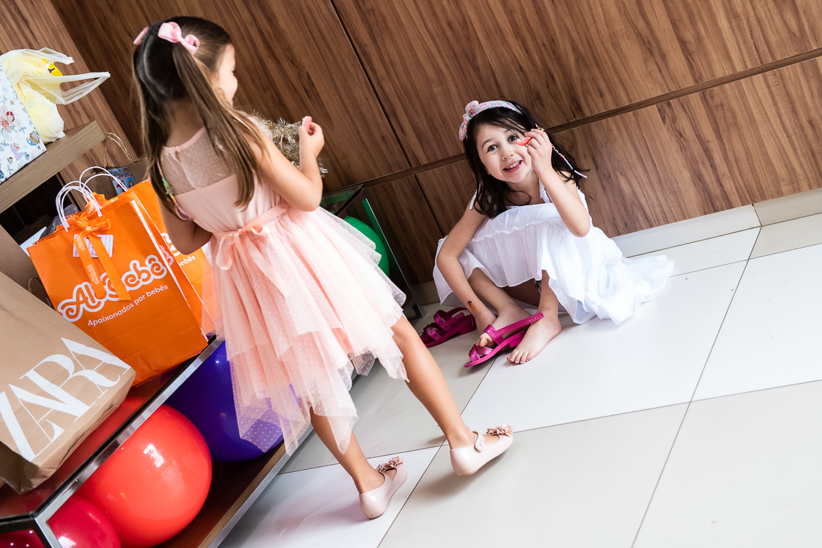 comendo docinho com os presentes