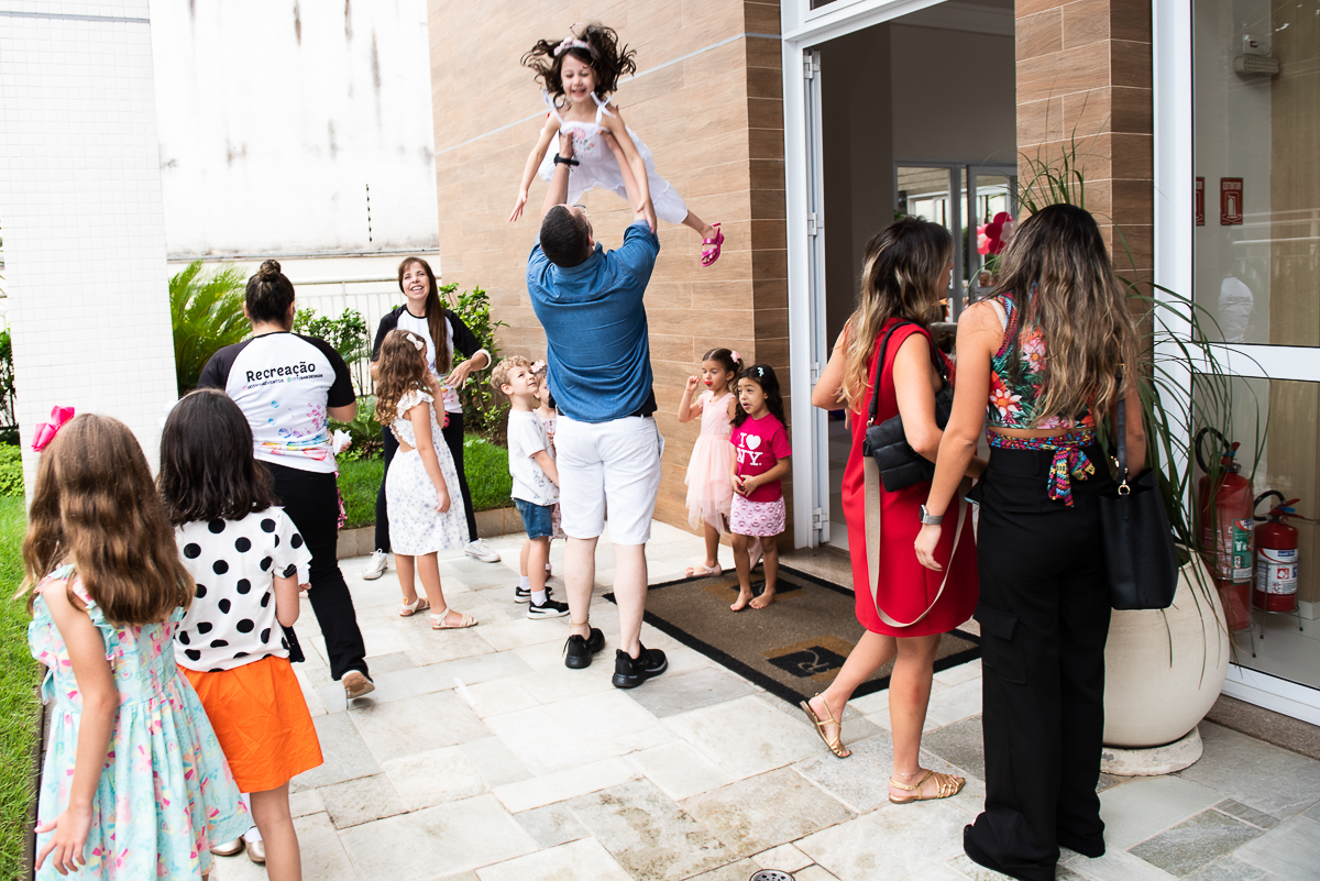 jogando a aniversariante para cima