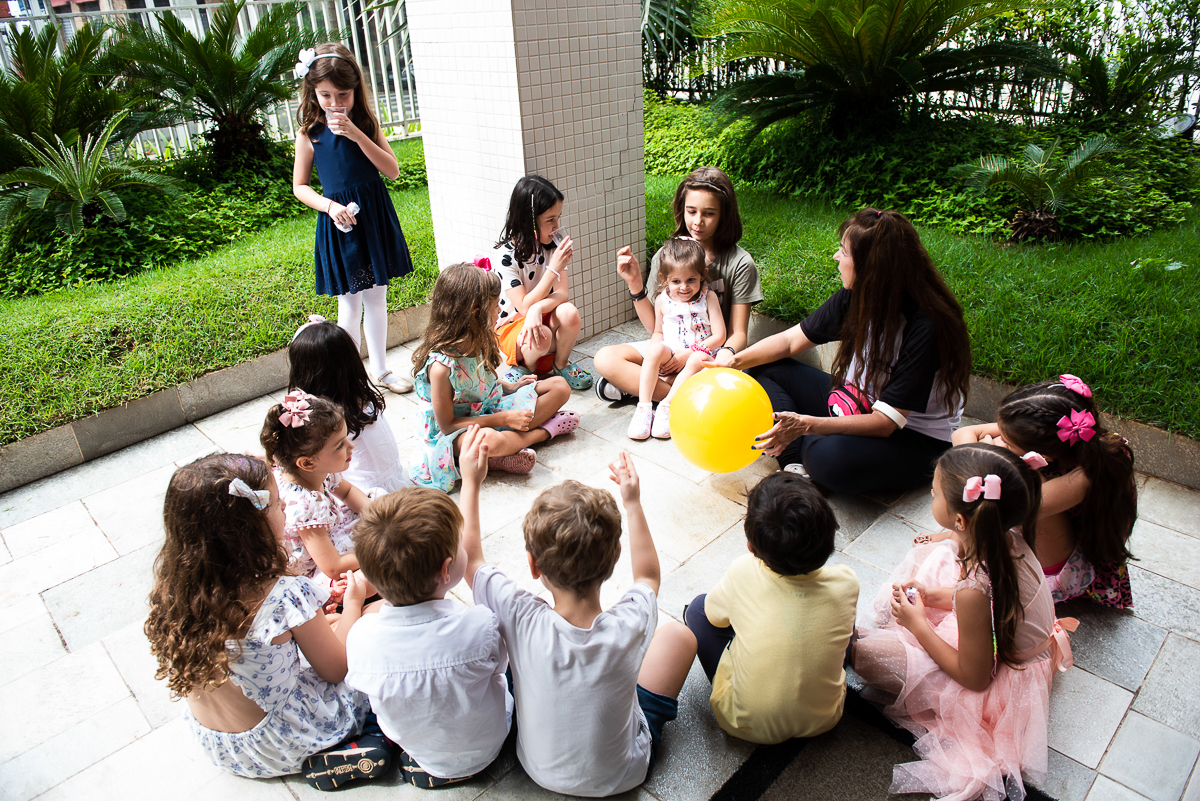 brincando de roda com a bola amarela