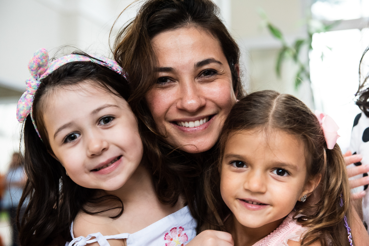 abraço da mamãe e da priminha