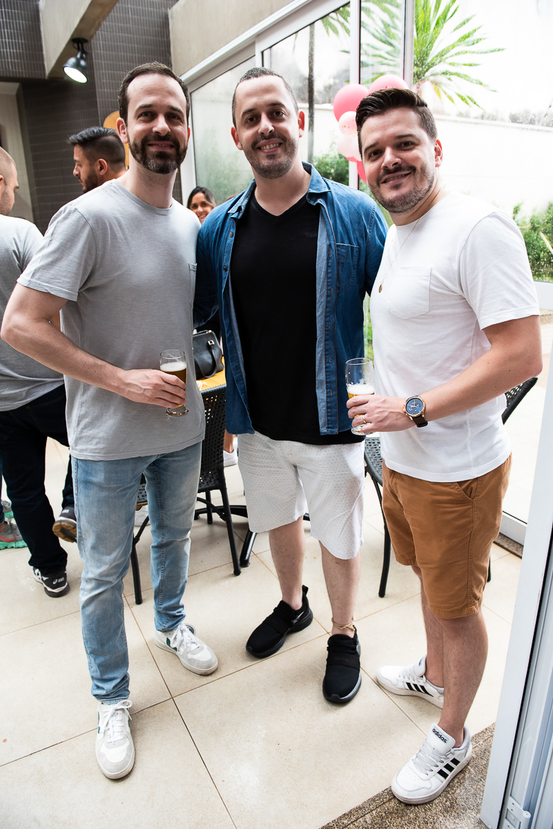 posando para a foto com os amigos