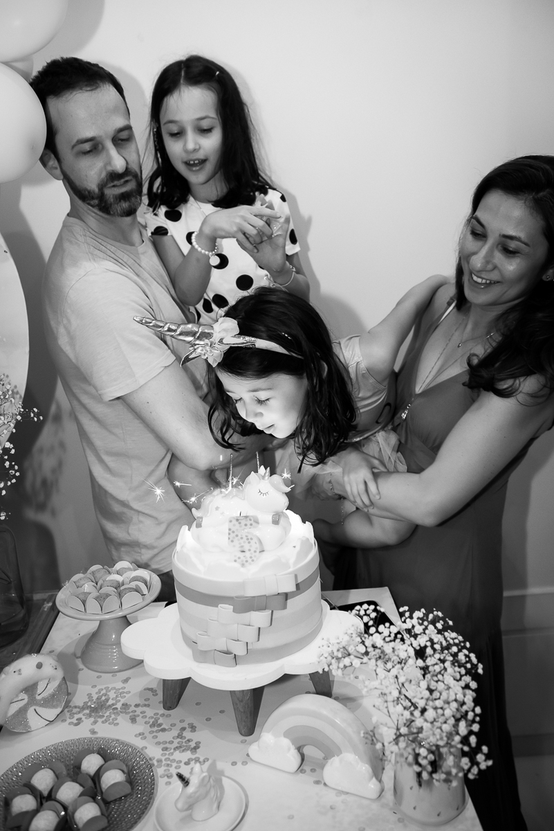 soprando a velinha dos parabéns