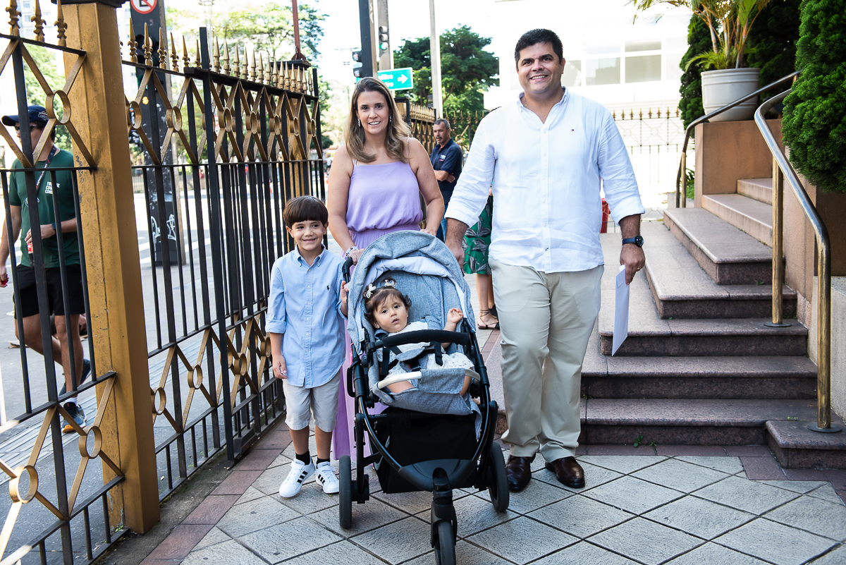 Entrada dos pais e criança batizada