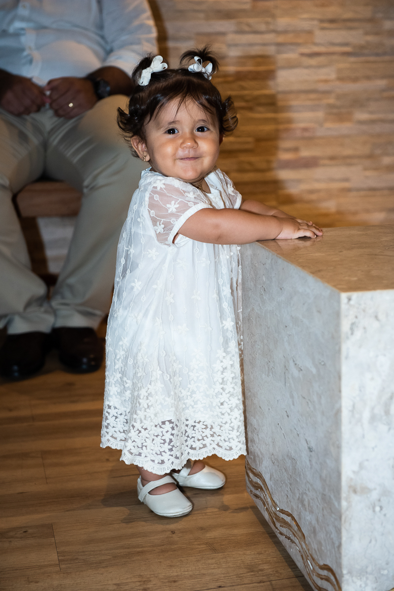 menininha de branco linda