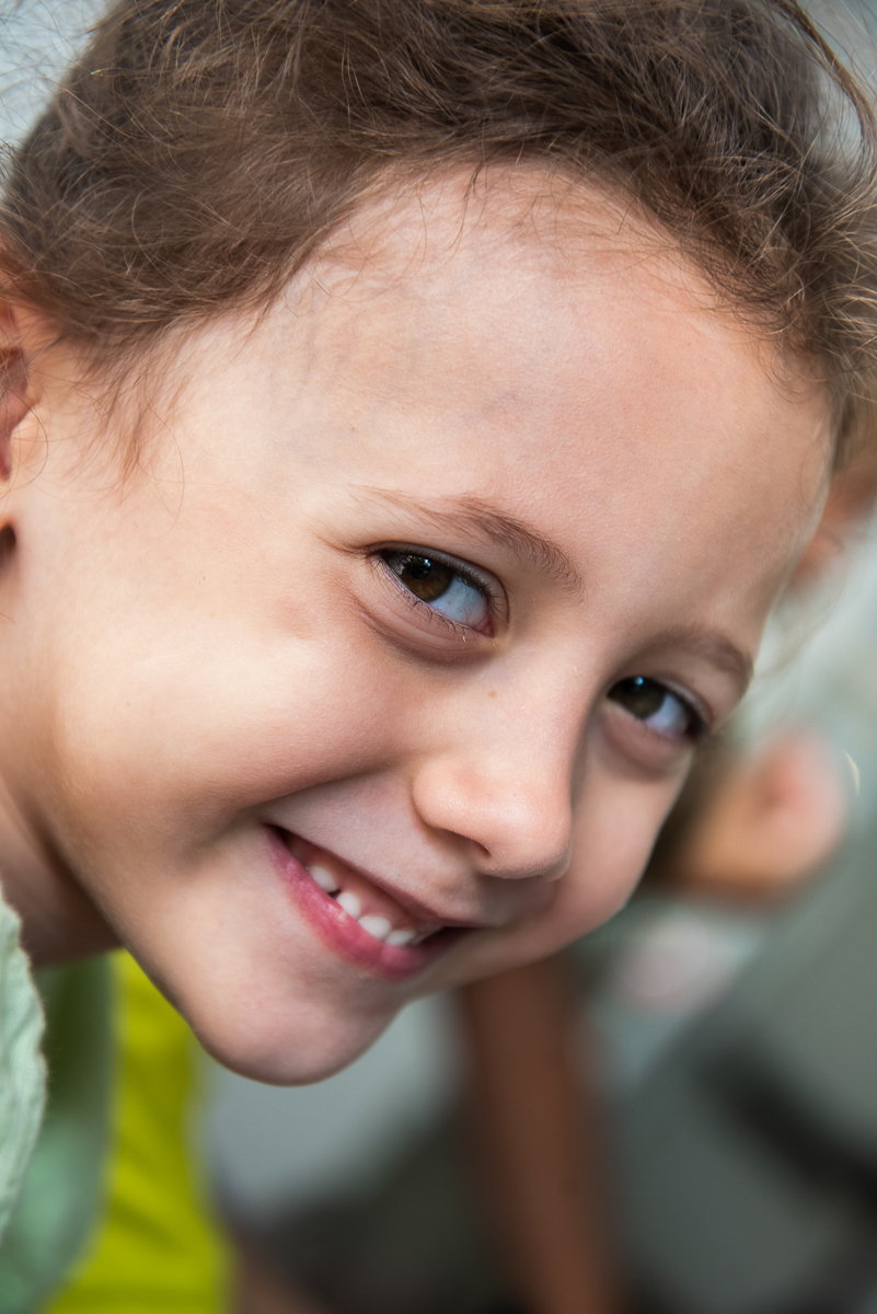 menina com sorriso angelical