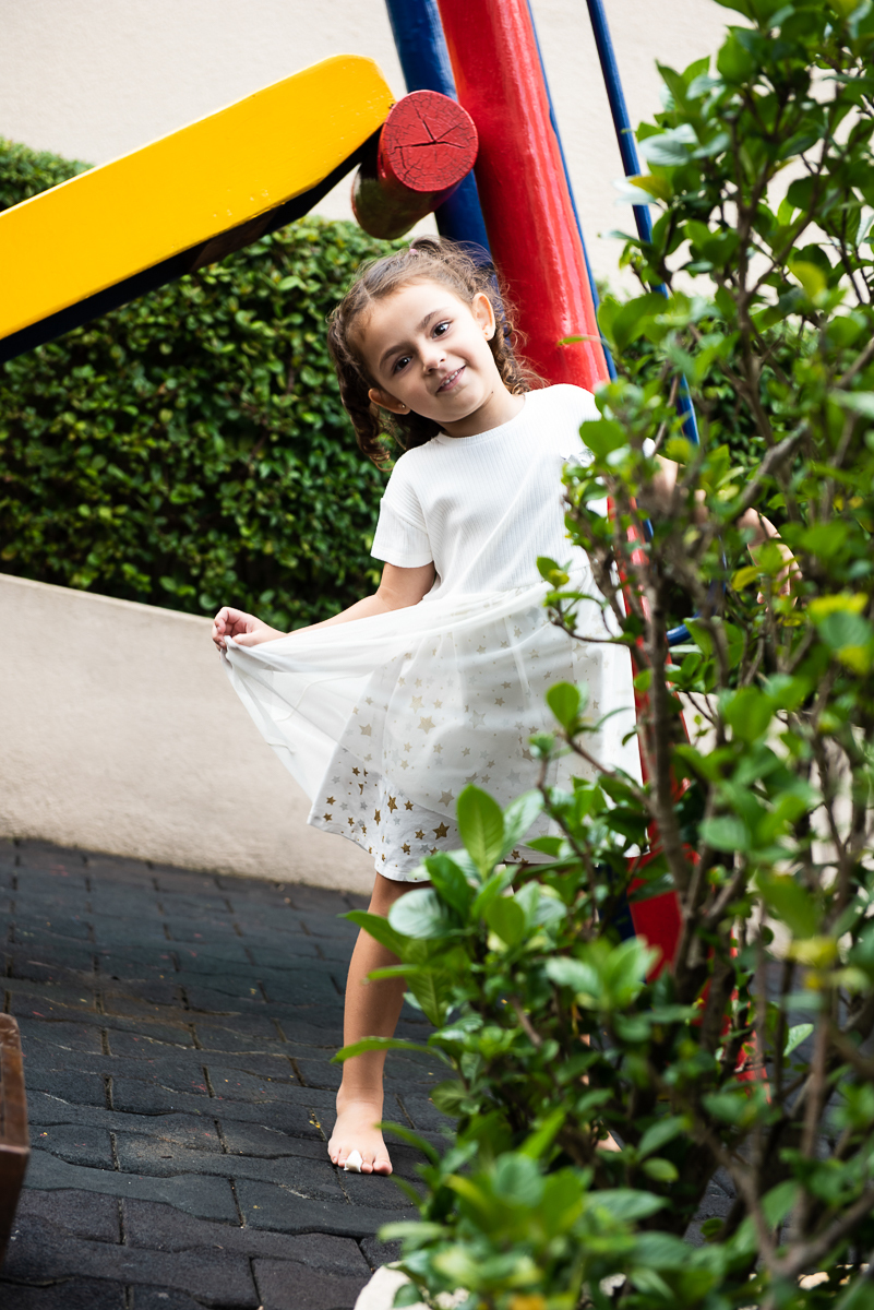 pose da menina com vestido branco