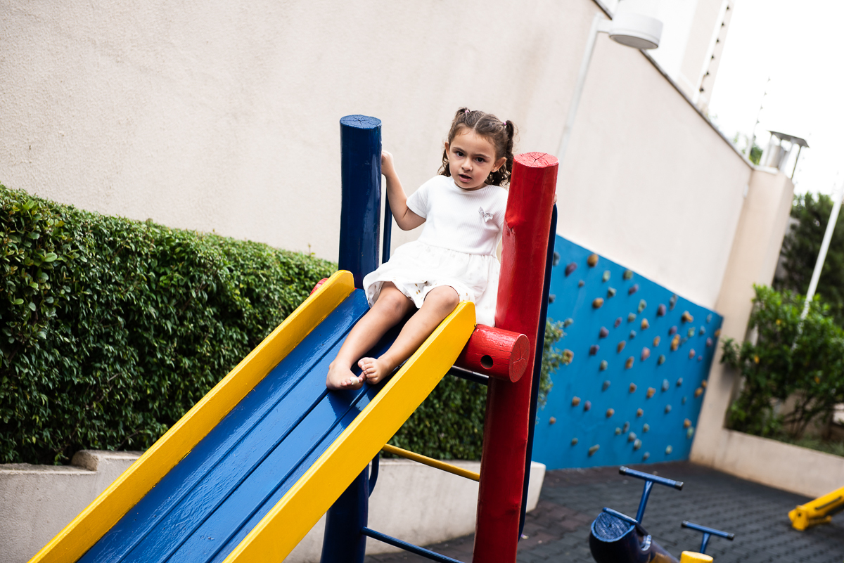 descendo o escorregador azul e amarelo