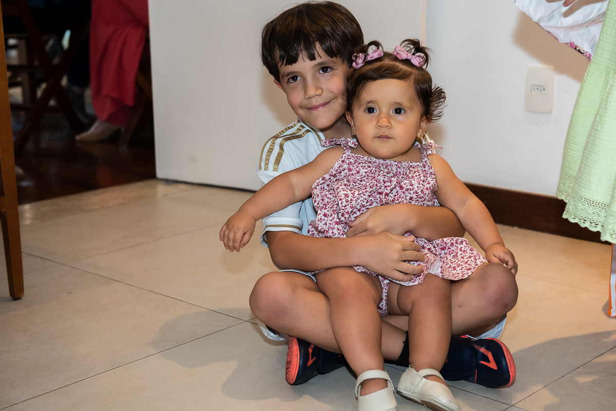 sentada no colinho do irmão