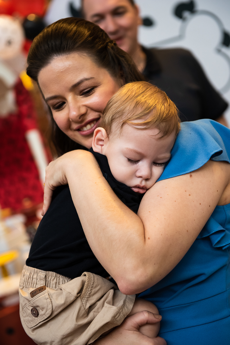 bebê dormindo no colo da mamãe
