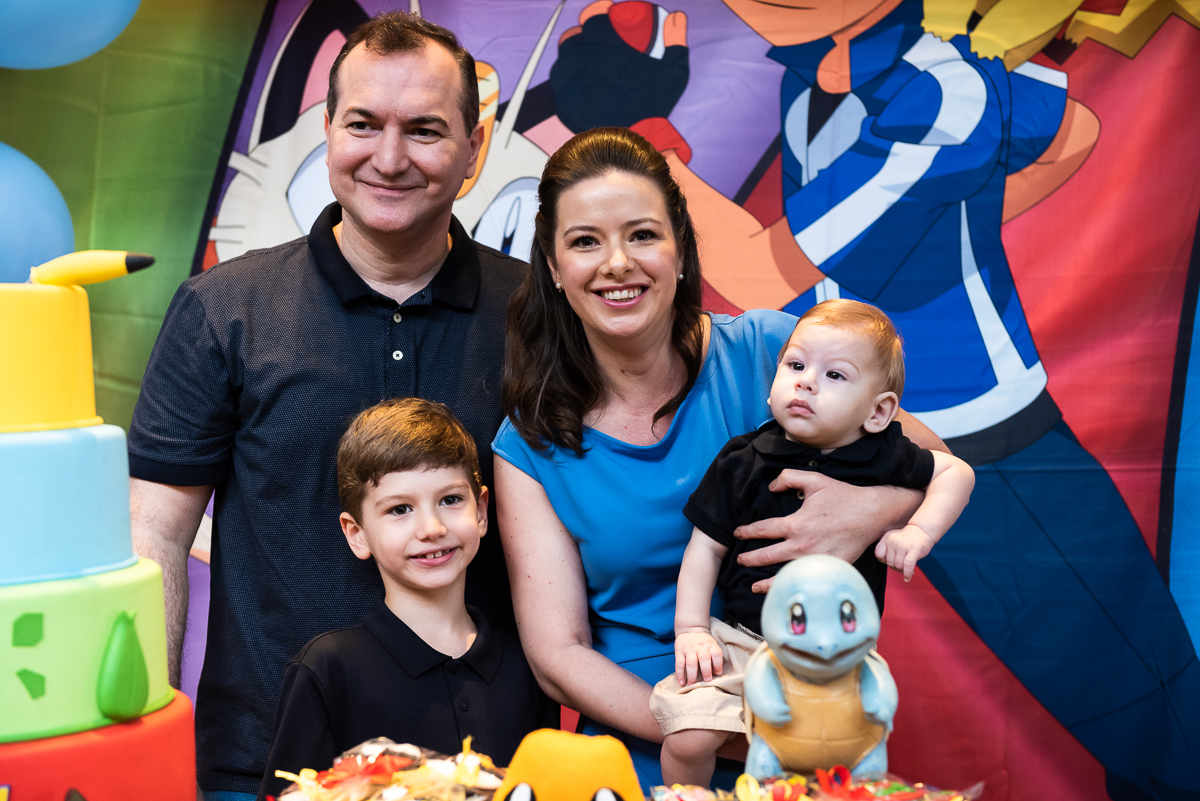 família feliz tirando fotos