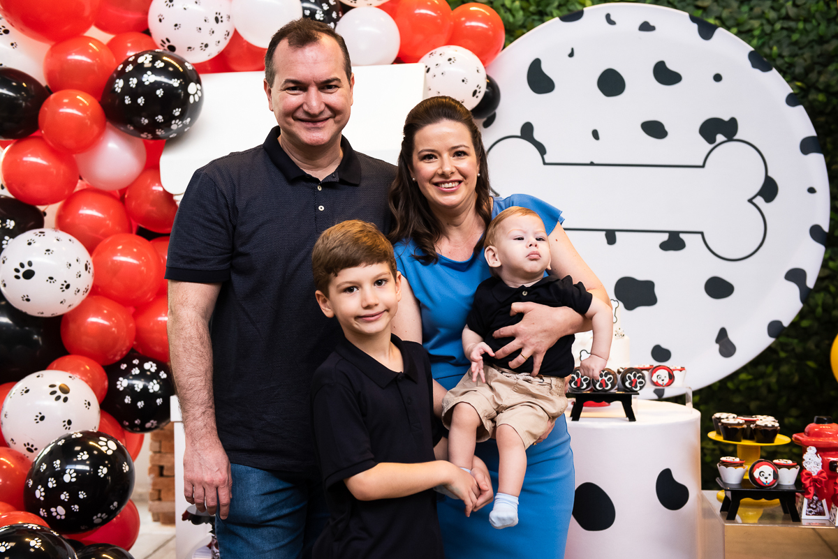 mais um pouquinho de fotos na mesa de parabéns tema 101 dálmatas