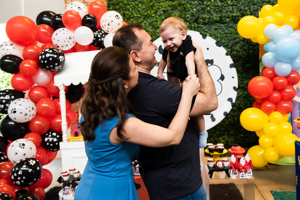 família curtindo o bebê