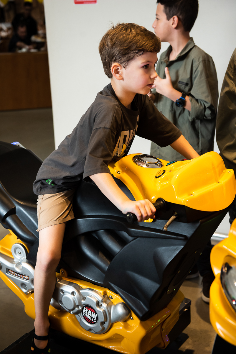 menino na moto amarela e preta