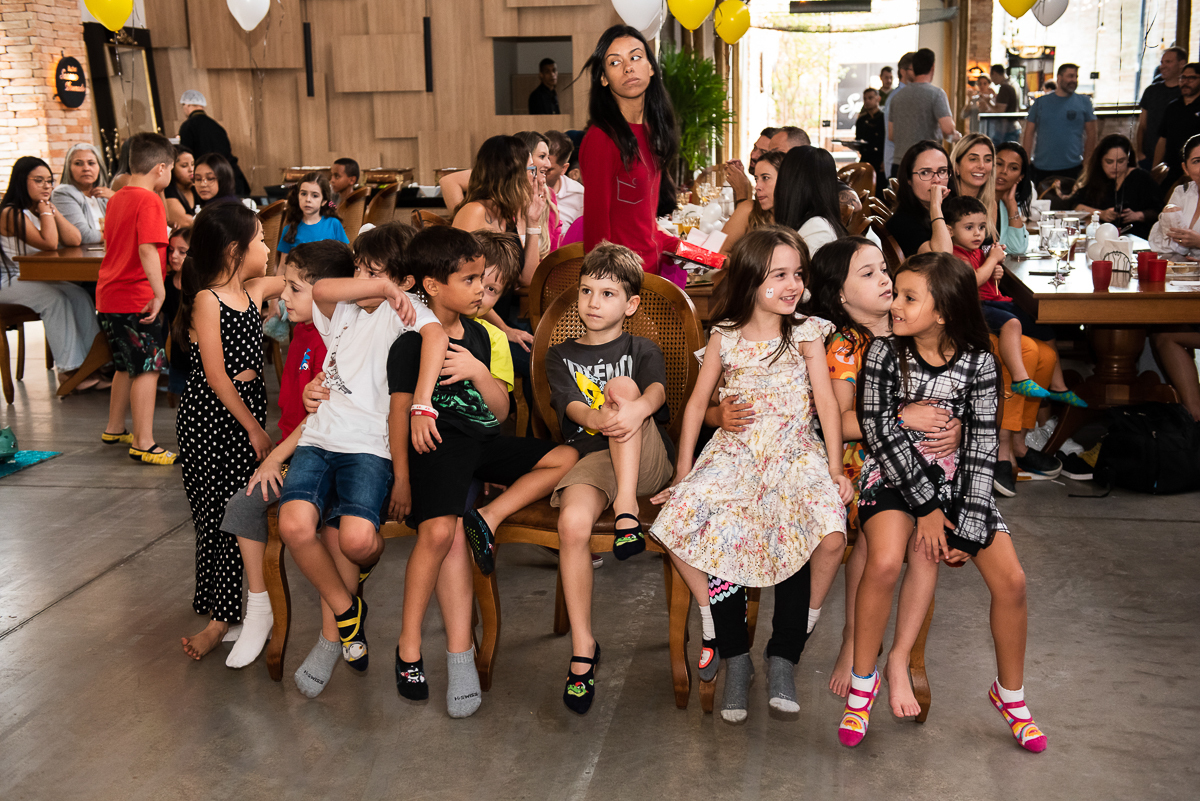 várias crianças sentadas