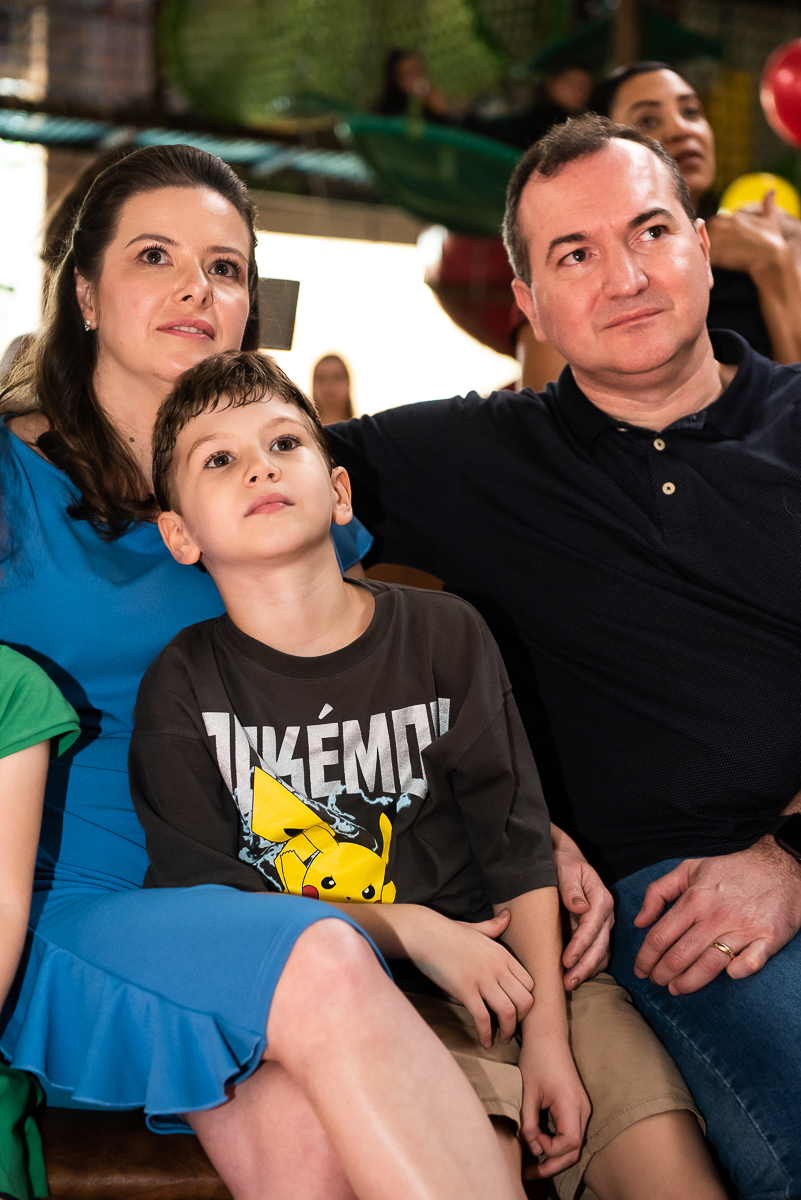 família curtindo o telão