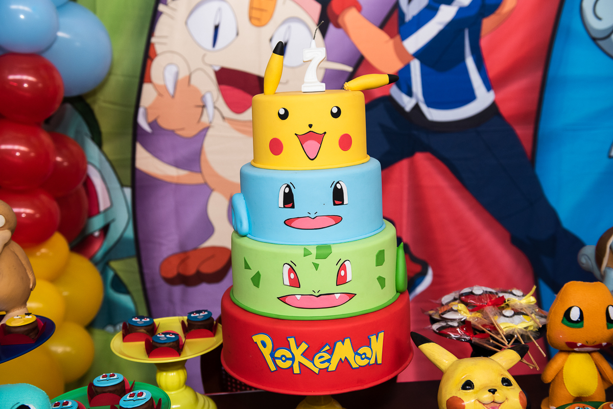 bolo de parabéns do tema pokemon, com vela de 8 anos