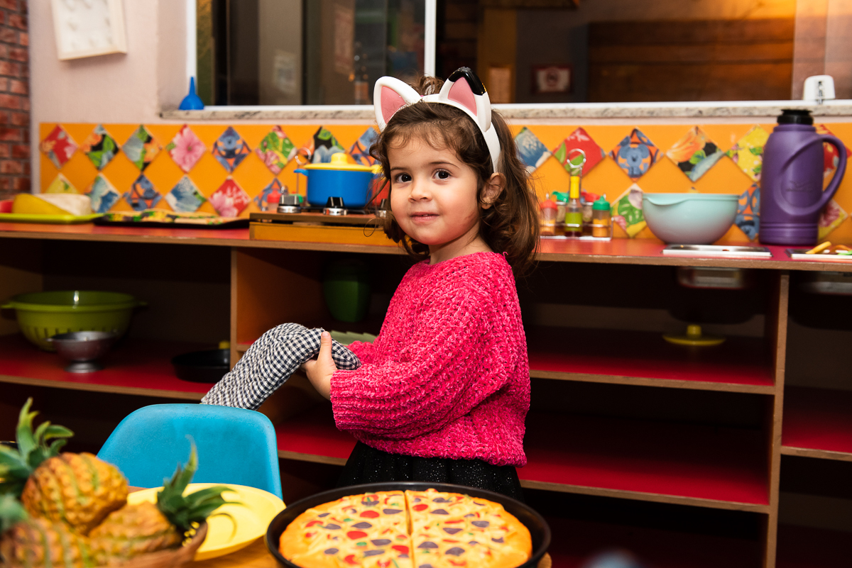 criança brincando com a pizza