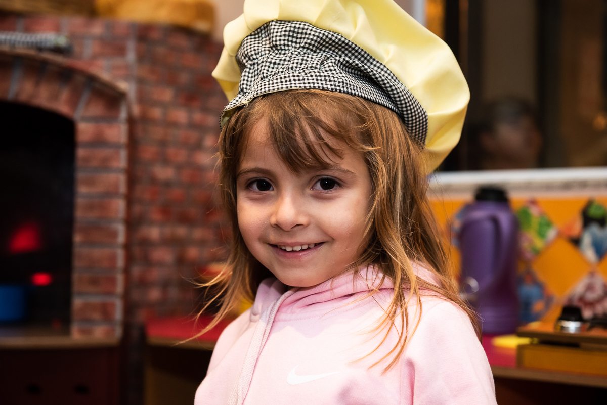 menina com chapéu de chef amarelo