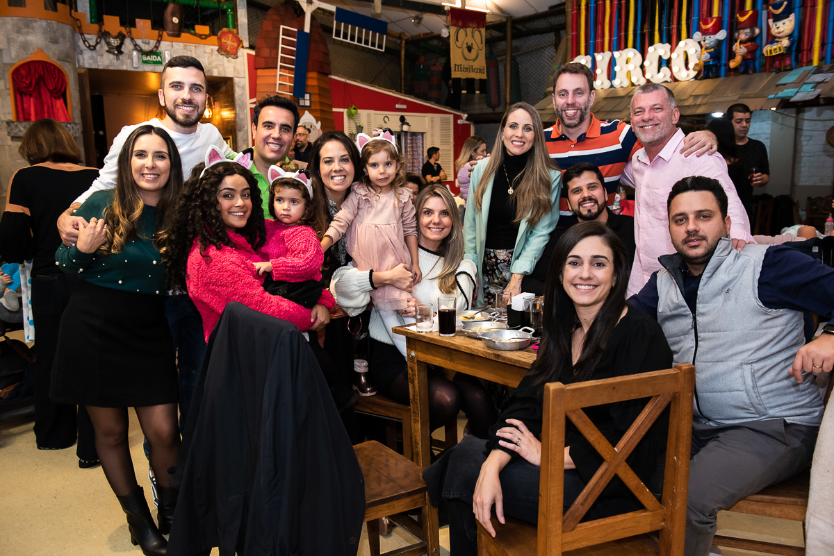 galerinha feliz na festa