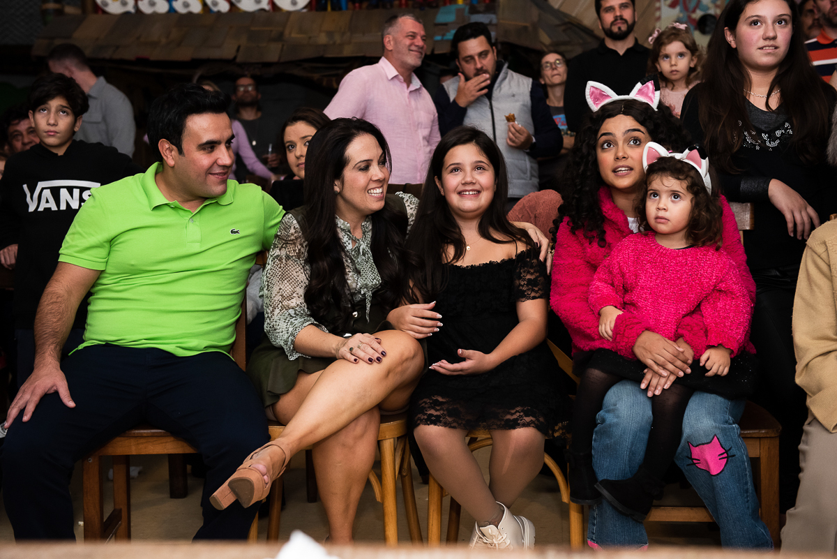 família assistindo a retrospectiva