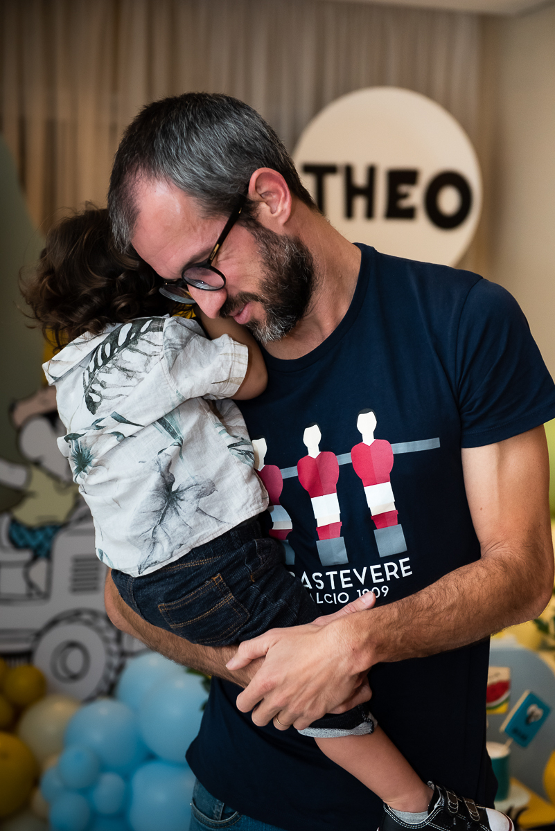 abraço fraterno entre pai e filha